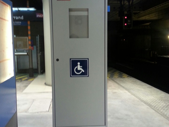 pedana di accesso per treni RER presente al binario