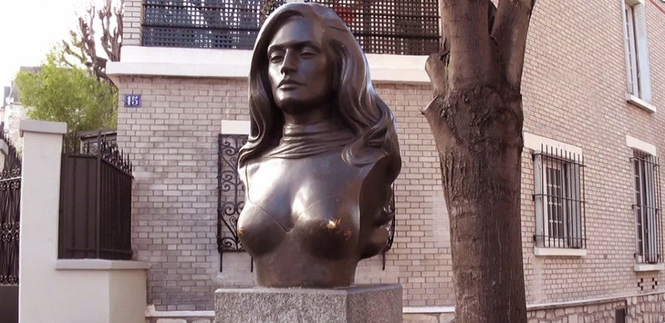 Il busto dello scultore Alain ALSAN che ritrae Dalida nella piazza dedicata alla cantante a Montmartre.