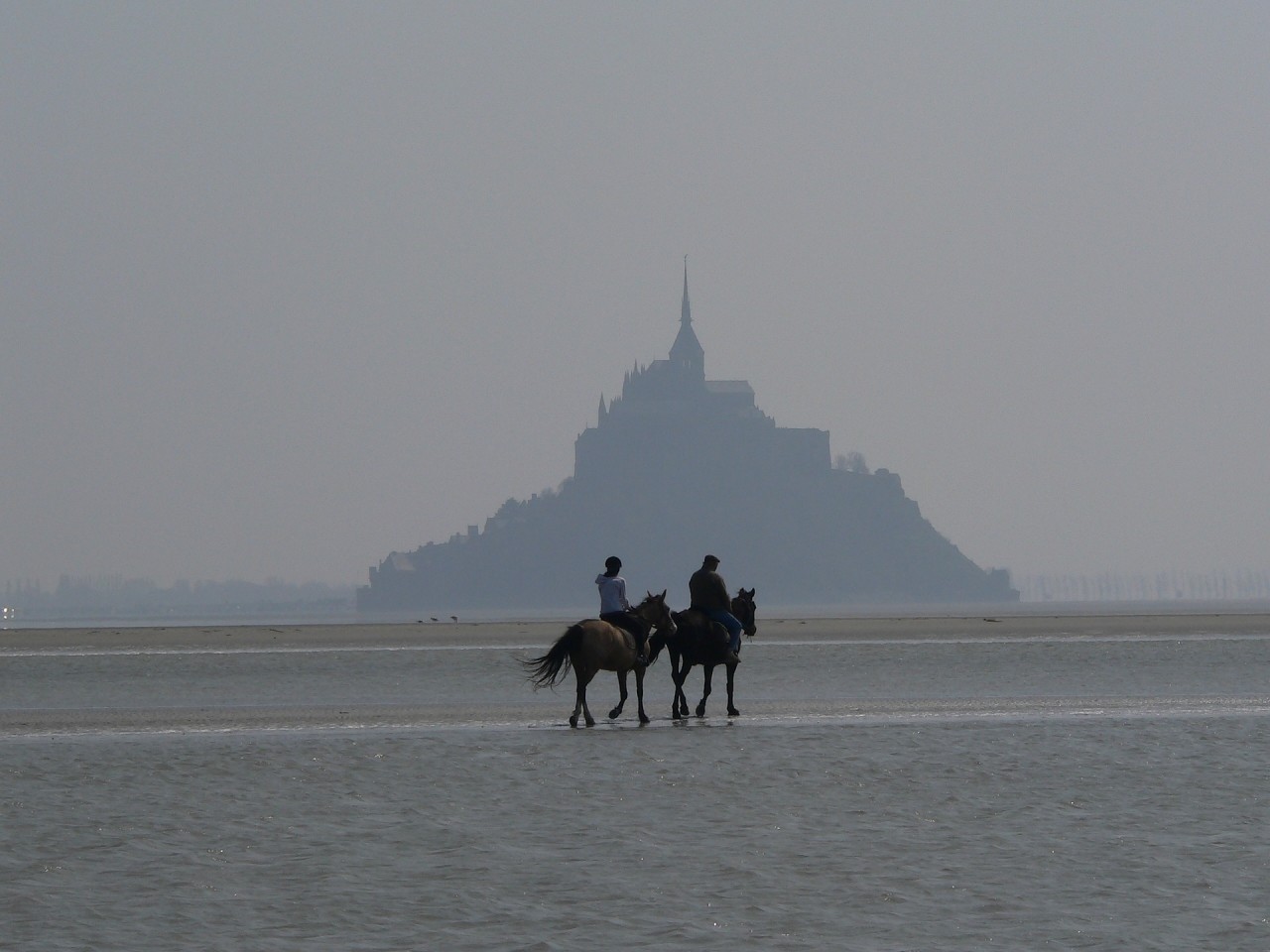 Escursione a cavallo nella baia di Mont Saint-Michel photo via Pixabay