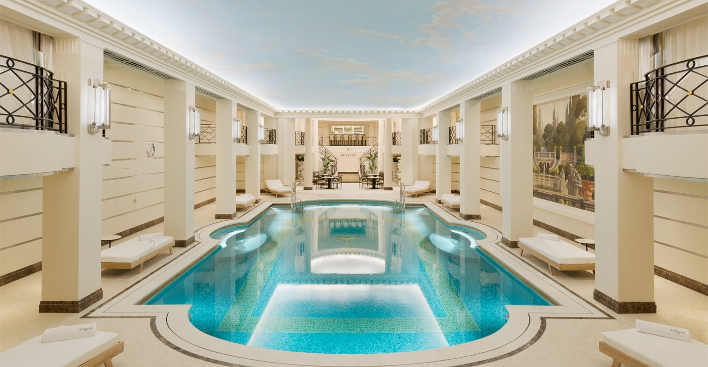 photo via ritzparis.com - Piscina dell'hotel Ritz di Parigi