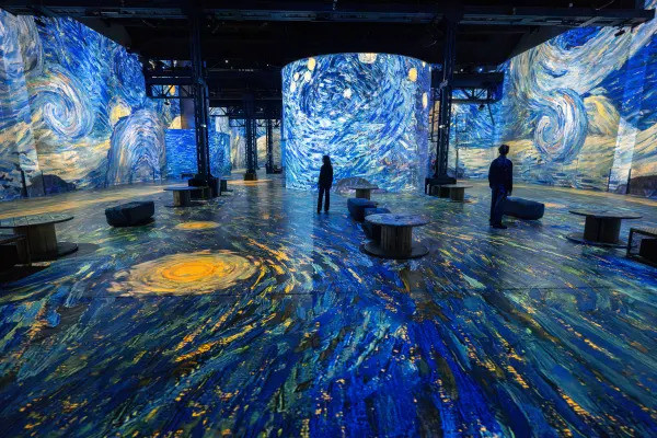 photo via vangogh.atelier-lumieres.com/