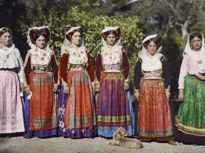 Groupe de six femmes costume. Corfou, Grèce, 1913. (inv. A 66 630) - Opérateur Auguste Léon © Musée Albert-Kahn - Département des Hauts-de-Seine