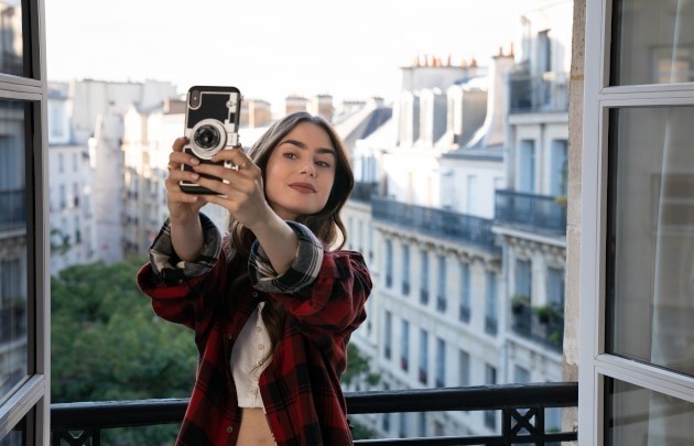Place de l'Estrapade - Emily in Paris © Stéphanie Branchu Netflix