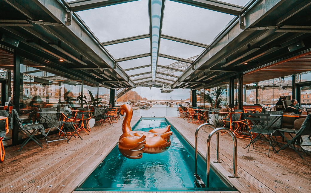 photo via https://offparisseine.com/ - Piscina dell'hotel Off Paris Seine