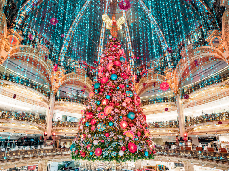 Albero di Natale 2025 e vetrine Galeries Lafayette Parigi