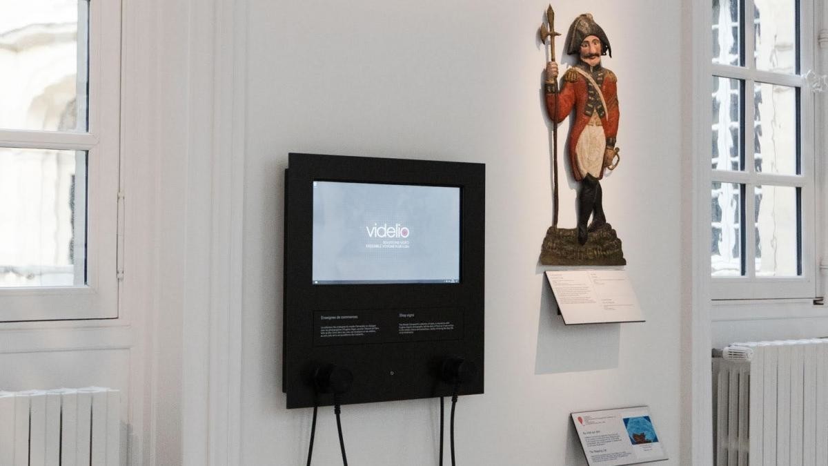 Dispositif numérique dans la salle des enseignes © Jean-Baptiste Gurliat / Ville de Paris