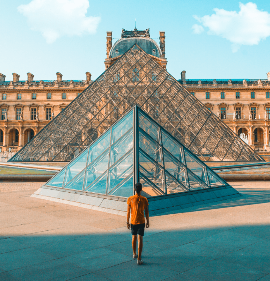 PIRAMIDE DEL LOUVRE - Canva