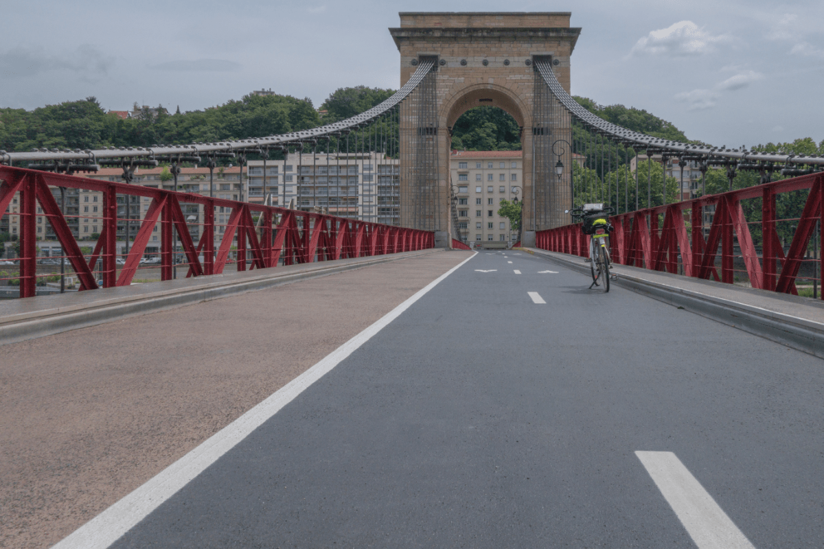 Pedalare lungo le rive del Rodano © Canva