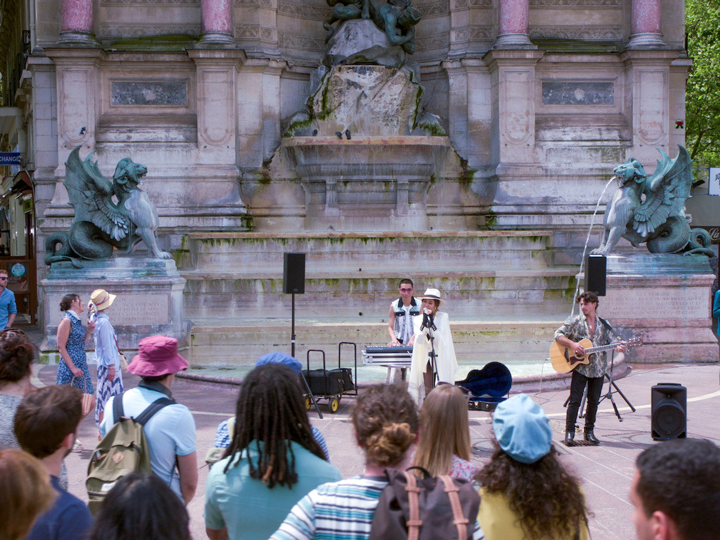 Fontaine Saint-Michel - Emily in Paris © Netflix