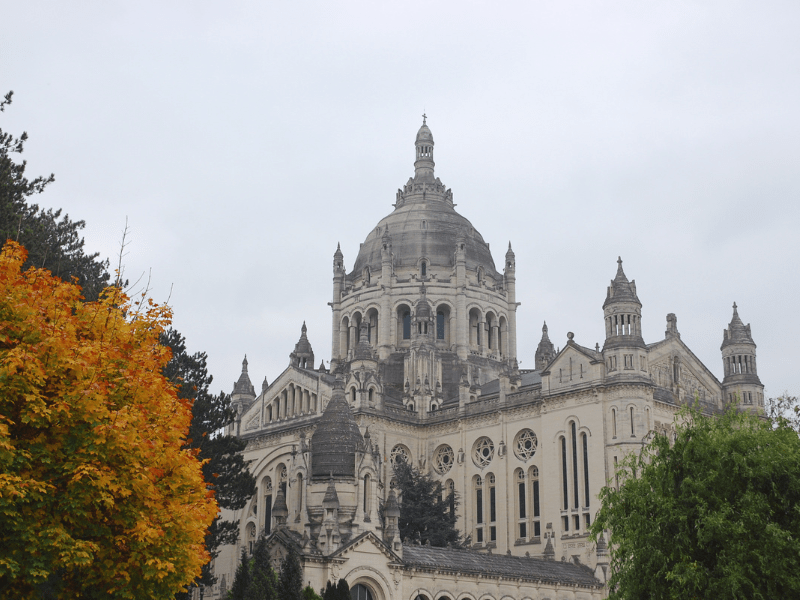 Basilique Sainte-Thérèse Lisieux © Canva