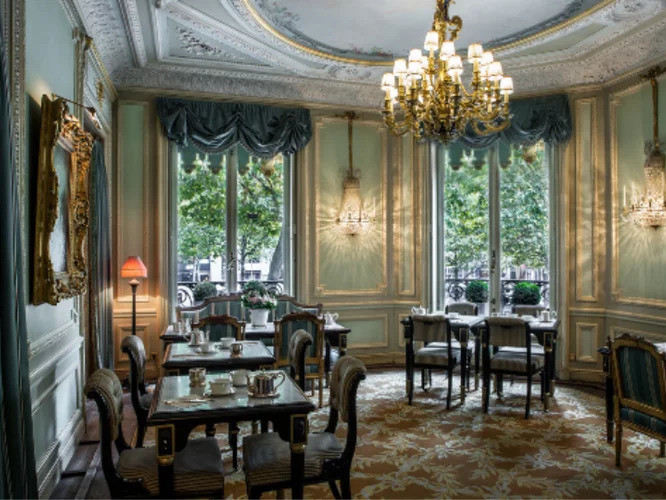 photo © Ladurée Champs Elysées