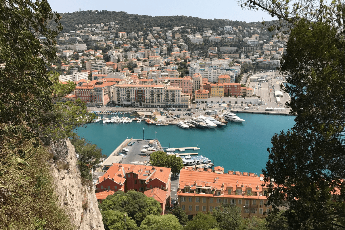 Vista del porto dal Parc de la Colline du Château © Canva