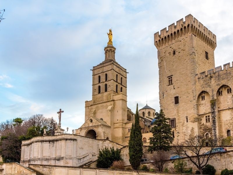 Basilique Métropolitaine Notre-Dame des Doms Avignone © Canva