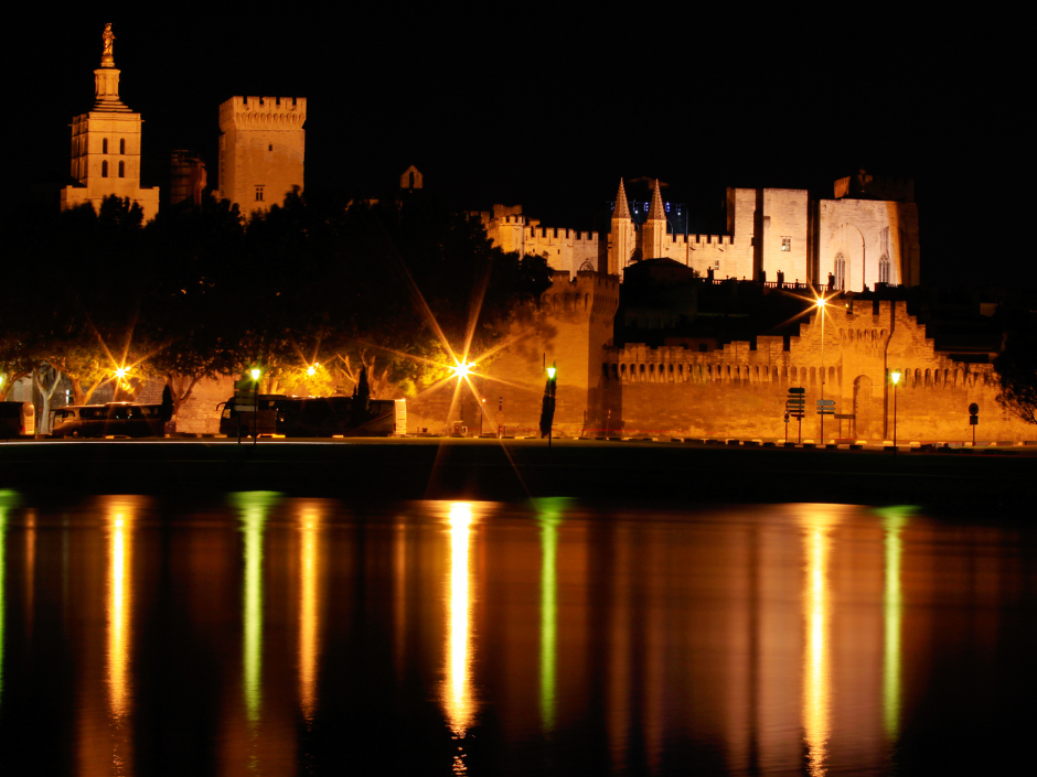 Avignone by night © Canva
