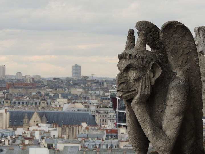 La Stryge, la più celebre chimera di Notre-Dame, raffigurata mentre osserva Parigi dall’alto. © Pixabay