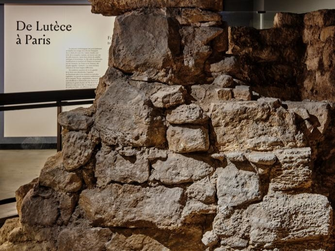 Par Ana Paula Hirama — Crypt of the Notre-Dame, Paris - France, Mar2015, CC BY-SA 2.0, https://commons.wikimedia.org/w/index.php?curid=42606634