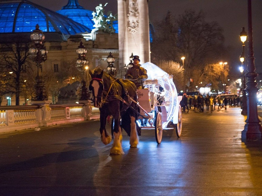 Carrozza di cenerentola illuminata a Parigi