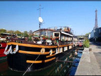 Una caratteristica Peniche sulle rive della Senna a Parigi