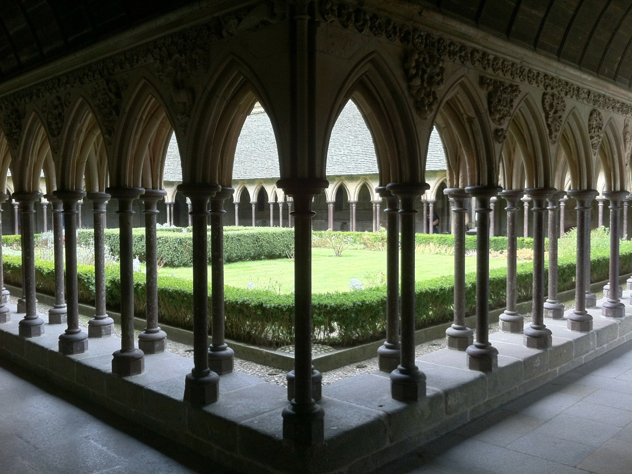 Interno dell'abbazia di Mont Saint Michel - photo via pixabay.com