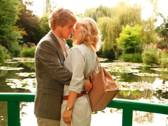 Abbraccio dei fidanzati tra le ninfee e i ponticelli giapponesi della celebre Casa di Claude Monet, a Giverny