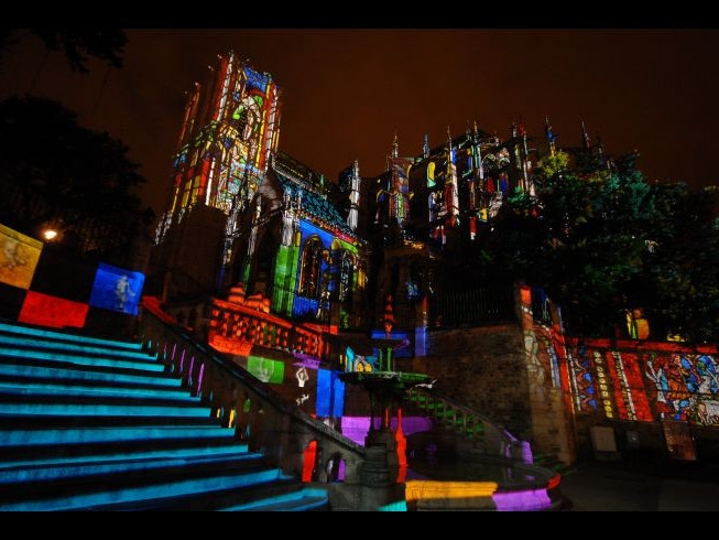 Tra Angeli e Demoni sulla cattedrale Saint-Julien e chimere nascita sulla fontana e la scalinata © Città di Le Mans Gilles Moussé