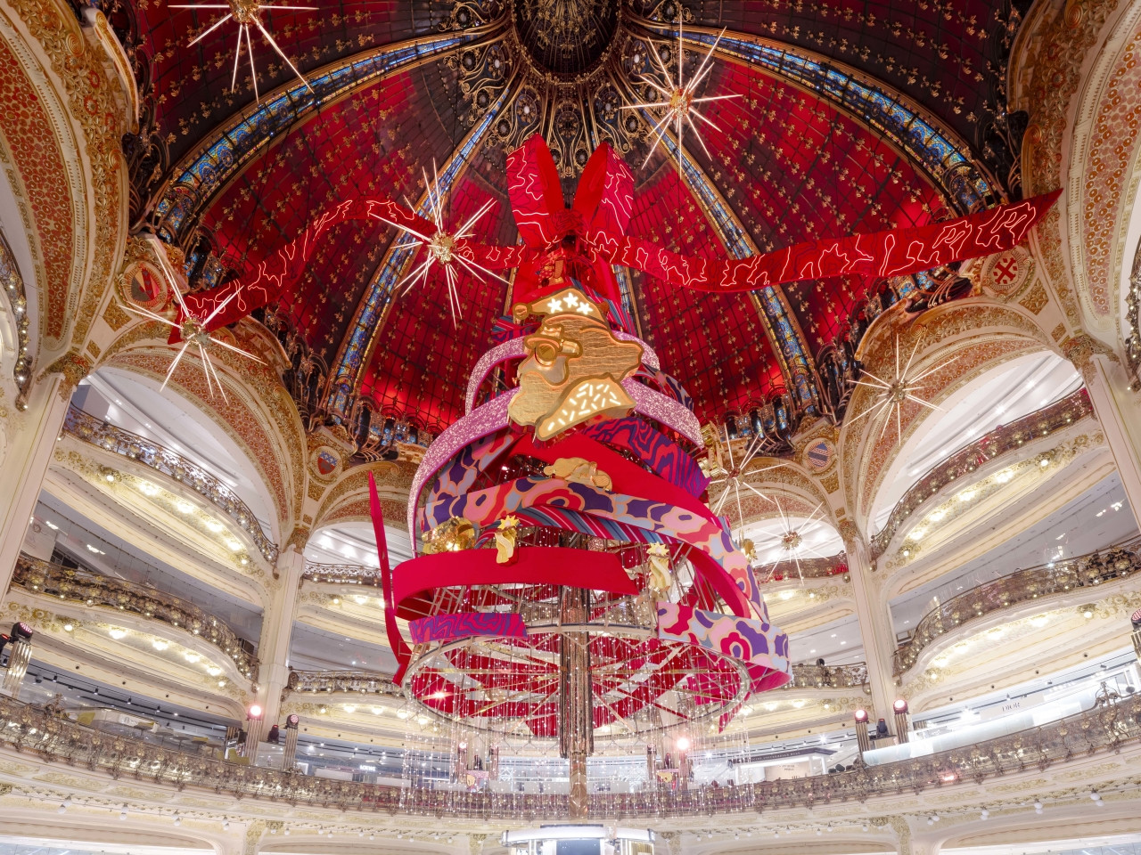 Albero di Natale 2025 e vetrine Galeries Lafayette Parigi