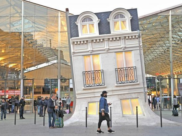 Maison Fond, sul piazzale della Gare du Nord: dove si trova, foto