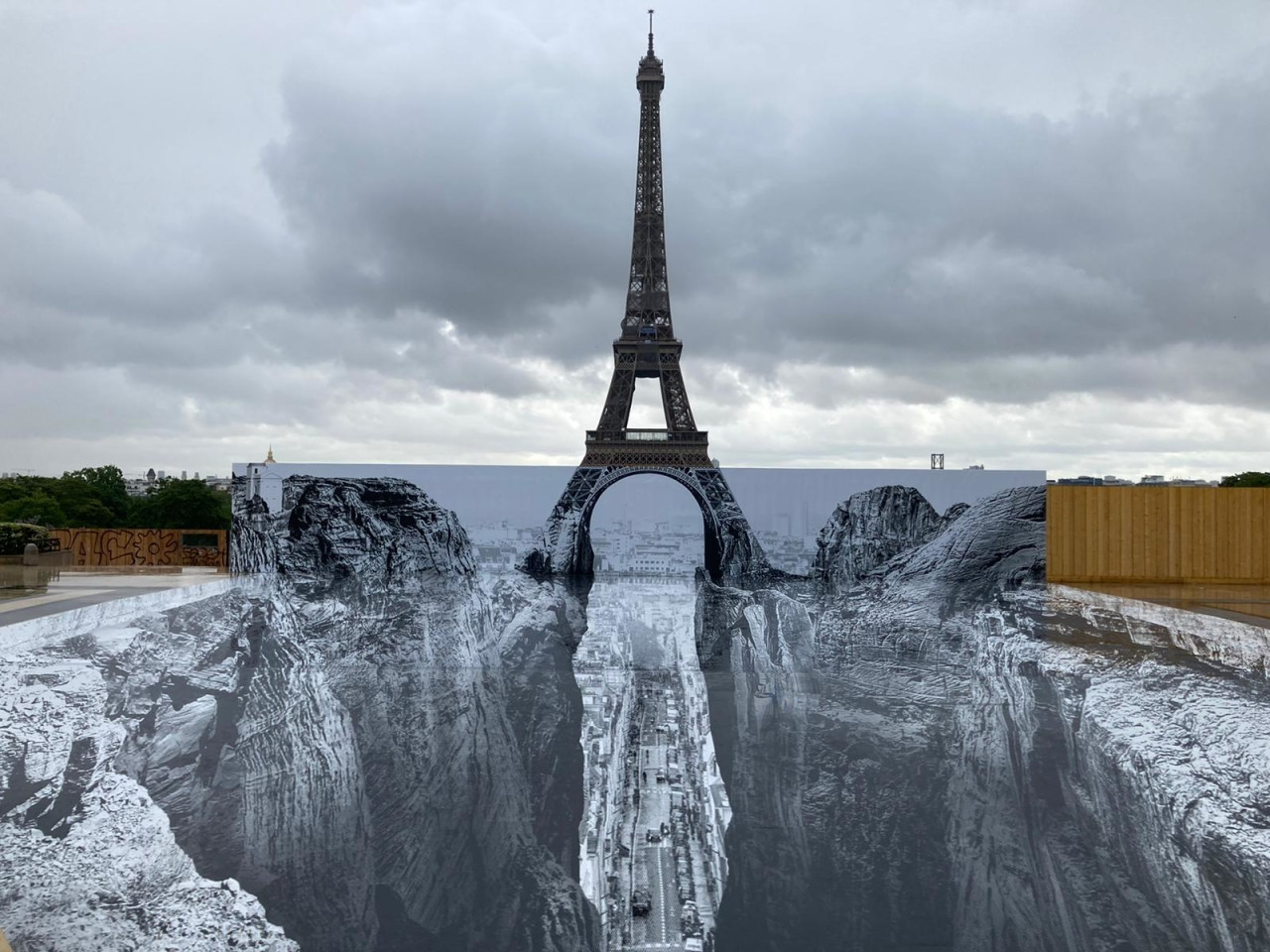Un precipizio sotto la Tour Eiffel, la nuova opera di JR a Parigi