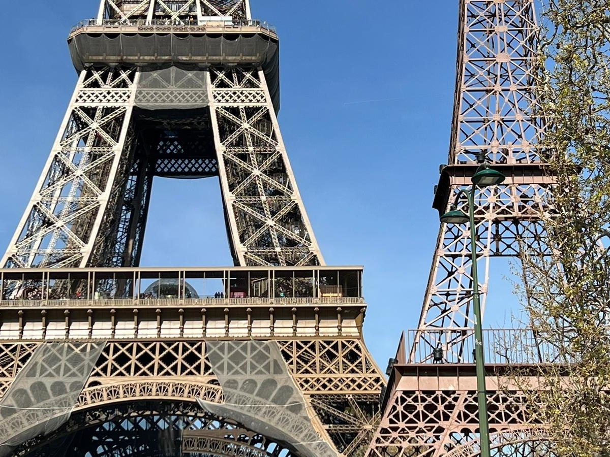 Una seconda Tour Eiffel è apparsa a Parigi