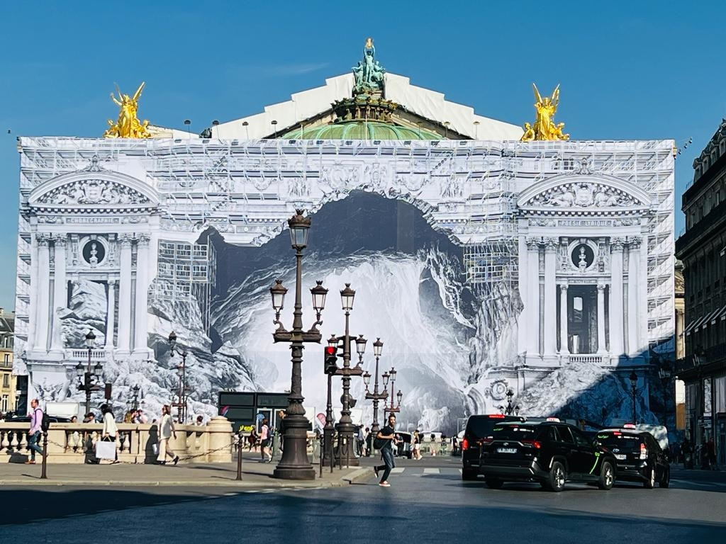L'opera d'arte di JR sulla facciata dell’Opéra Garnier di Parigi