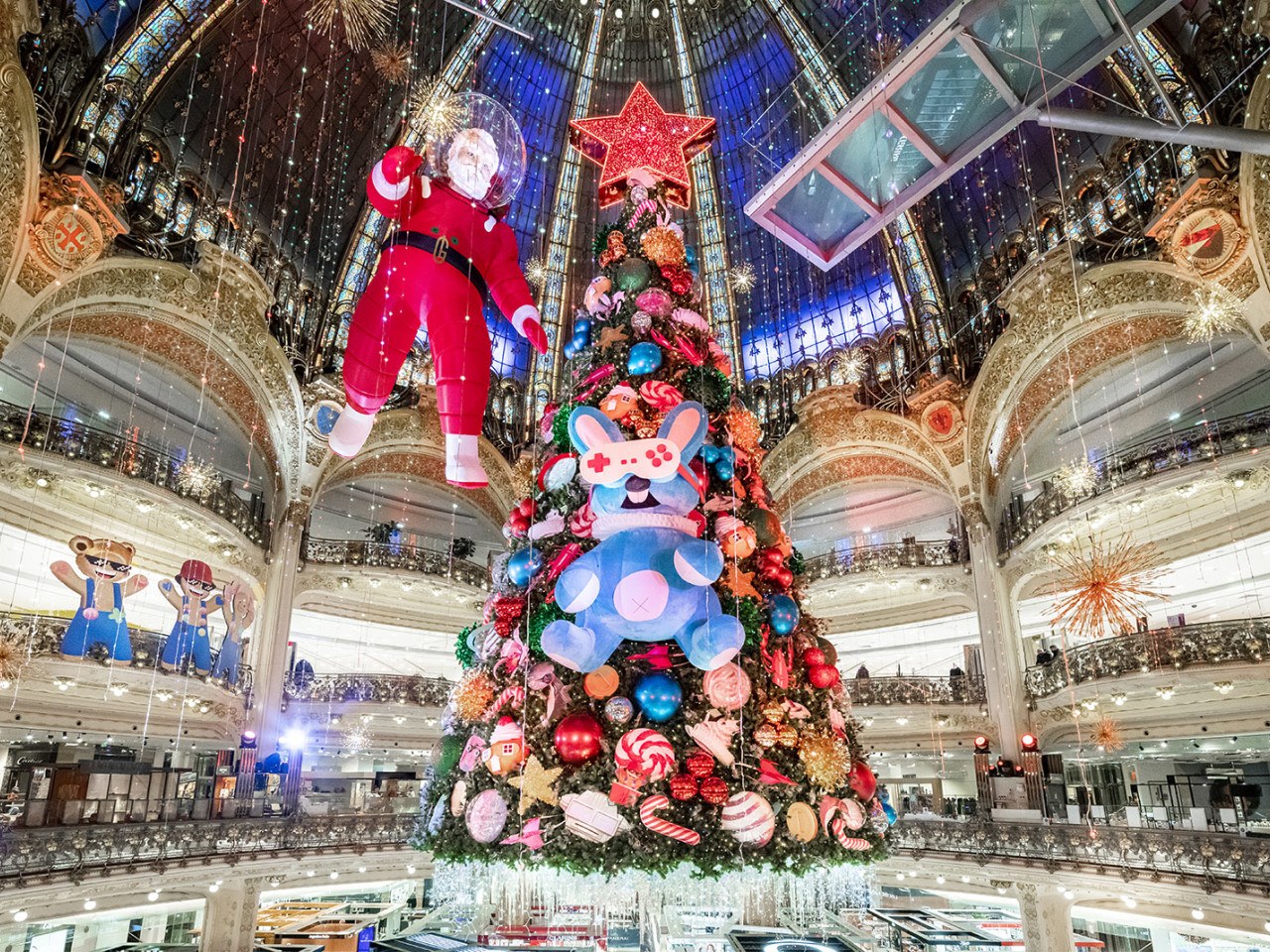 Albero e decorazioni di Natale alle Galeries Lafayette di Parigi